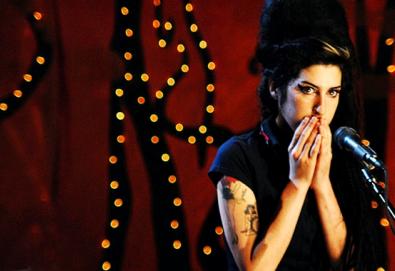 Família de Amy Winehouse pede "privacidade e espaço"; vendas de "Back To Black" disparam na Inglaterra