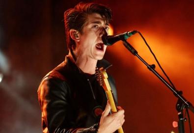 Arctic Monkeys toca "Evil Twin" ao vivo nos Estados Unidos