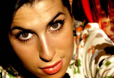 Lady Gaga, Lily Allen, Mark Ronson, entre outros artistas, comentam a morte de Amy Winehouse