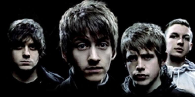 Arctic Monkeys apresenta faixas inéditas em