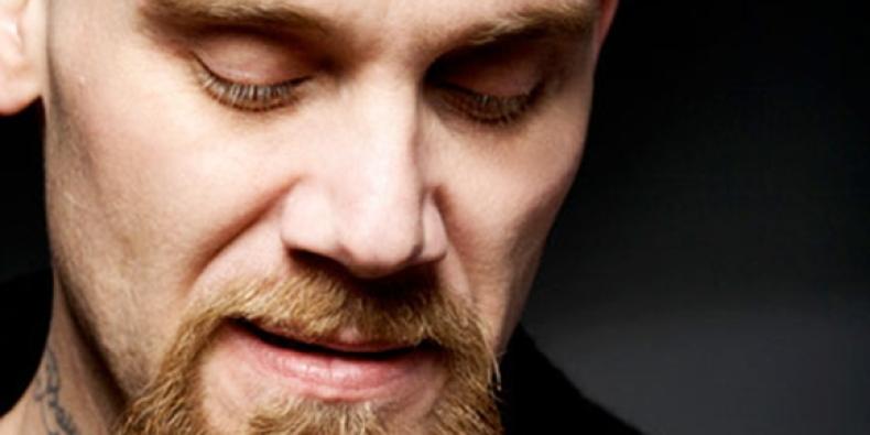 Nick Oliveri, ex-baixista do Queens Of The Stone Age, foi preso por violência doméstica