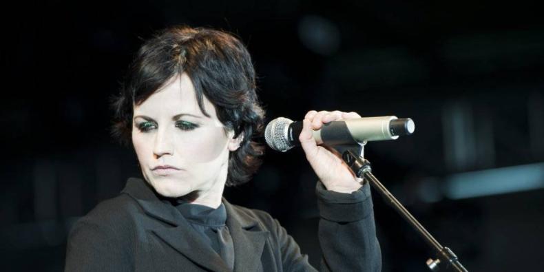 Dolores O’Riordan, do Cranberries, morreu afogada em banheira após intoxicação alcoólica