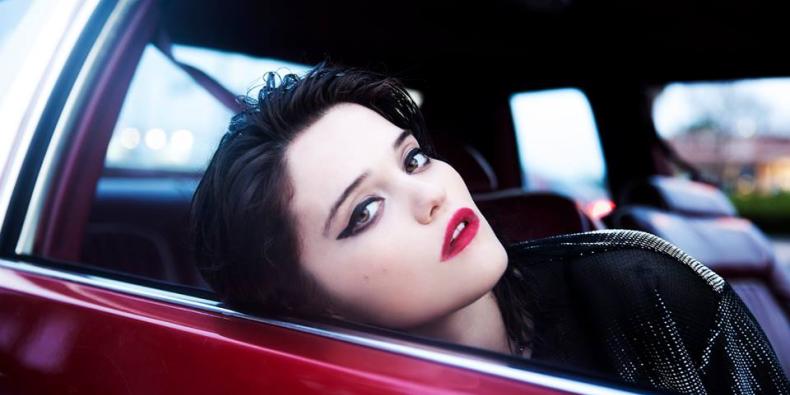 Nova música: Sky Ferreira — “Downhill Lullaby”