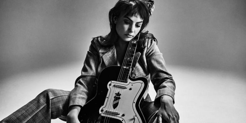 Angel Olsen apresenta “Waving, Smiling”, faixa do novo álbum