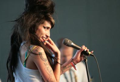 Amy Winehouse fará quatro shows no Brasil em janeiro