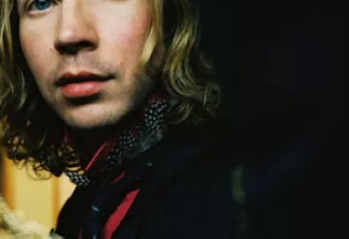 Beck fala sobre novo álbum e coincidência com Arcade Fire