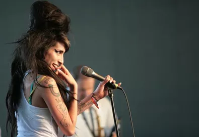 Veja o novo vídeo de Amy Winehouse: "Our Day Will Come”