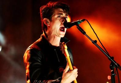 Miles Kane participa da apresentação do Arctic Monkeys no V Festival