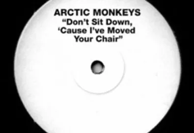 Arctic Monkeys divulga vídeo de ""Don’t Sit Down ‘Cause I’ve Moved Your Chair"