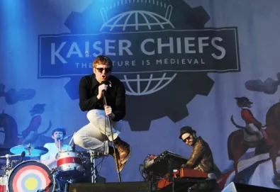 Membros do Kaiser Chiefs e Kate Nash limpam ruas de Londres; M.I.A. e Lily Allen comentam distúrbios