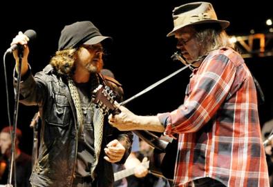 Neil Young se apresenta com o Pearl Jam no Canadá; veja aqui