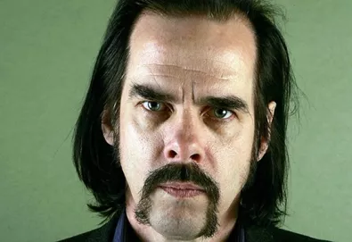 Tributo ao líder do Gun Club reúne Nick Cave, Debbie Harry, Mark Lanegan, entre outros