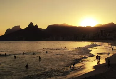 "Garota de Ipanema" faz hoje 50 anos; conheça a história e algumas versões famosas