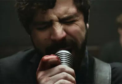 Foals divulga vídeo brutal de "Late Night"