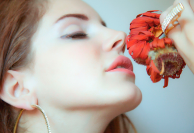 Lana Del Rey estreia vídeo de "Carmen" e faz versão de "Goodbye Kiss" do Kasabian