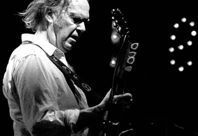 Novo álbum de Neil Young & Crazy Horse traz versão dos Sex Pistols