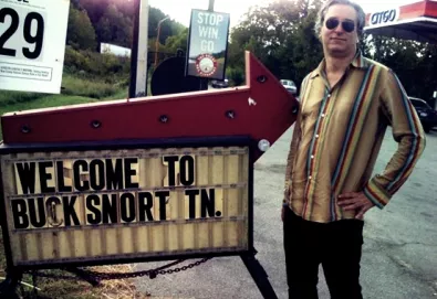 Peter Buck, guitarrista do R.E.M., prepara seu primeiro trabalho solo