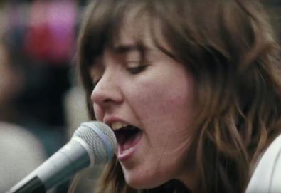 Vídeo: Courtney Barnett - "Nobody Really Cares If You Don’t Go To The Party"