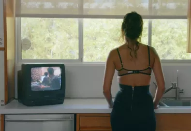 "Snap Out Of It" - novo vídeo do Arctic Monkeys - é estrelado pela atriz mexicana Stephanie Sigman