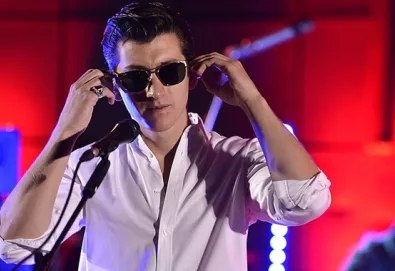 Arctic Monkeys faz versão de "Hold On, We´re Going Home" de Drake; veja aqui