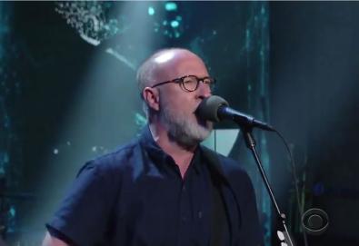 Bob Mould toca "The End Of Things" no "The Late Show with Stephen Colbert"