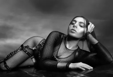 Charli XCX lança vídeo para a música "Vroom"