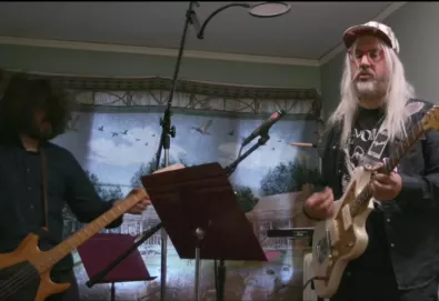 Videoclipe: Dinosaur Jr. - "Tiny"