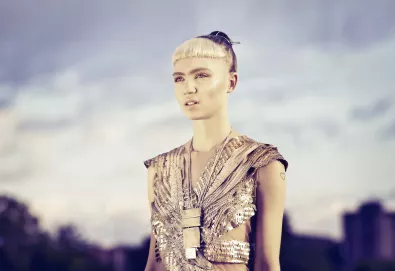 Grimes estreia vídeo de duas músicas - "Flesh Without Blood" e "Life in the Vivid Dream" - do novo álbum