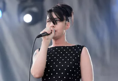 Cover: Kathleen Hanna - "Dancing in the Dark" (Bruce Springsteen)