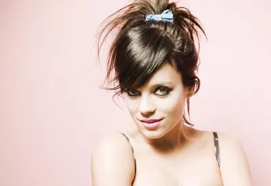 Lily Allen retorna com polêmica e acusação de racismo