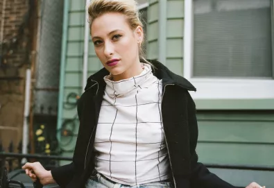 Single: Samantha Urbani - "Go Deeper"