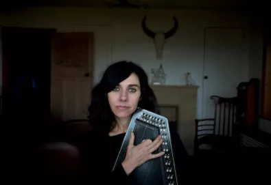 PJ Harvey gravará seu próximo álbum dentro de uma caixa de vidro em público