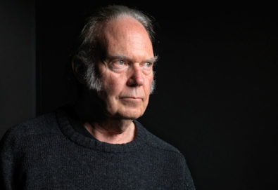 Neil Young resgata gravações de 1970 em novo álbum ao vivo