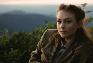 Angel Olsen compartilha vídeo da faixa-título de seu novo álbum