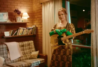 Julia Jacklin lança novo single, "I Was Neon"