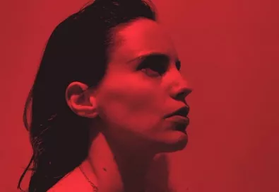 "Hunter" é o novo álbum de Anna Calvi; ouça "Don't Beat The Girl Out Of My Boy"