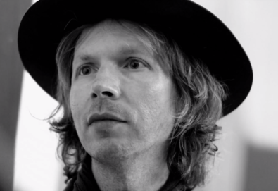 Beck assina com gravadora e anuncia novo álbum 