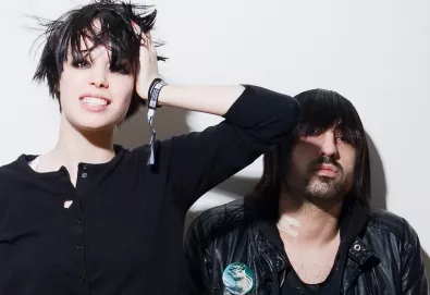 Alice Glass sai do Crystal Castles