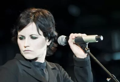 Dolores O’Riordan, do Cranberries, morreu afogada em banheira após intoxicação alcoólica