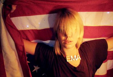 EMA anuncia novo álbum; Ouça o single "Aryan Nation"