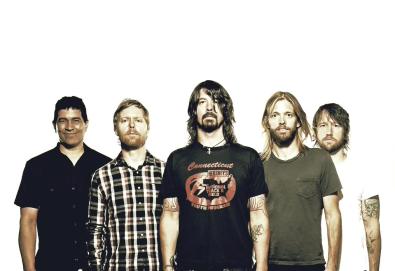 Foo Fighters cancela shows após Dave Grohl sofrer fratura na perna