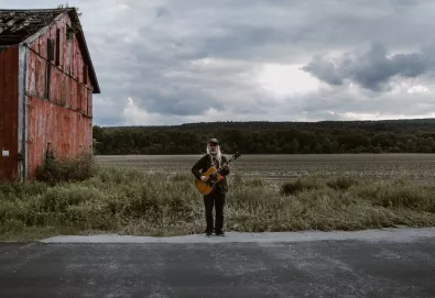 J Mascis anuncia novo álbum; Ouça o single "See You At The Movies"