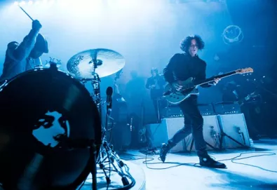 Jack White toca bateria e trecho de "Enter Sandman" em show; assista aqui