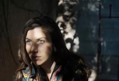 Julia Holter anuncia quinto álbum - 'Aviary'; Ouça o single “I Shall Love 2”