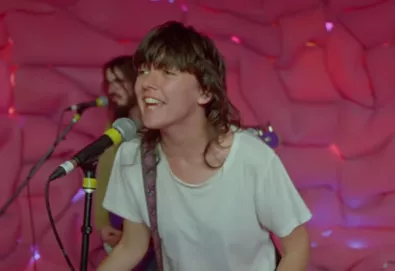 Vídeo: Courtney Barnett — “Everybody Here Hates You”