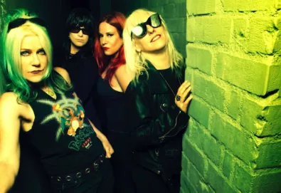 L7 lança uma nova música, "I Came Back to Bitch"