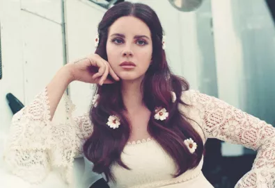 Lana Del Rey lança nova música, “hope is a dangerous thing for a woman like me to have – but i have it”