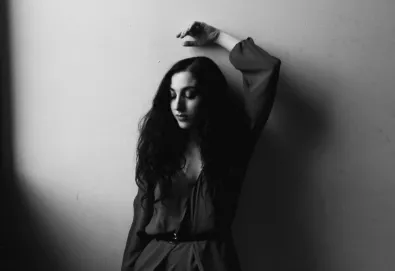 Marissa Nadler lança duas novas músicas - “Poison” e “If We Make It Through The Summer”