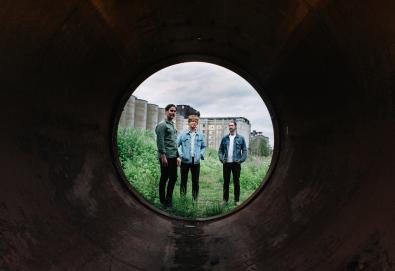 METZ lançará seu terceiro álbum em setembro; Banda compartilha o single "Cellophane"