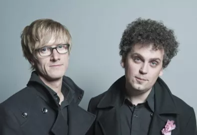 Simian Mobile Disco lançará novo álbum em maio; ouça o single “Caught In A Wave”